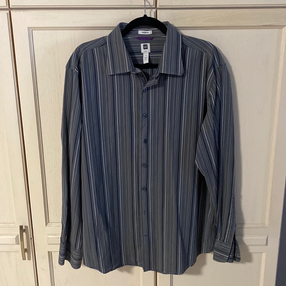 A Gap premium button down shirt in XL - Picture 1 of 5
